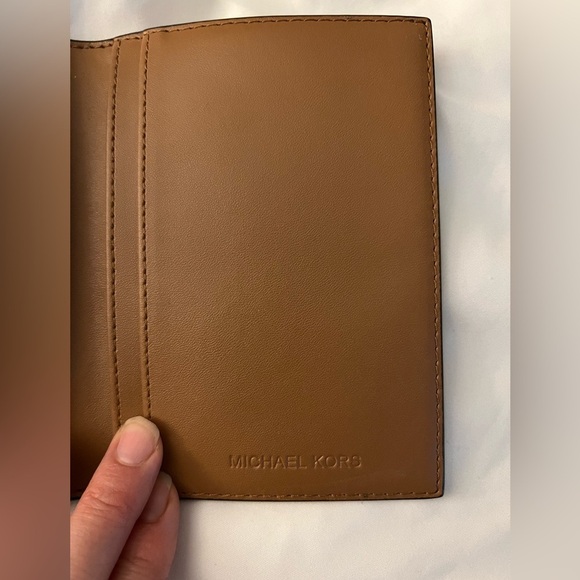 Michael Kors Jet Set Travel Passport Case wallet MK Signature Brown / Acorn EUC - Picture 4 of 6